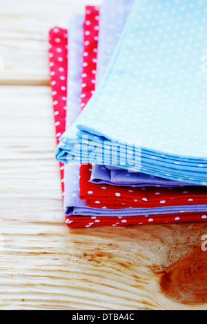 Stapel von Servietten mit Polka Dots, Textil Stockfoto