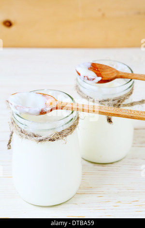 frischen hausgemachten Joghurt, saurer Sahne in Gläsern, Essen Stockfoto