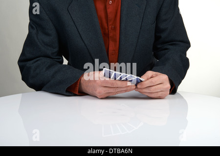 Mann im Anzug auf einem Tisch Poker zu spielen Stockfoto