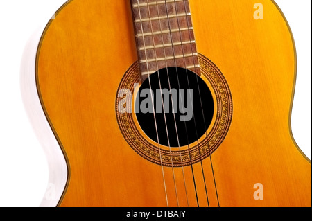 Detail mit gebrauchten Akustikgitarre isoliert auf weißem Hintergrund Stockfoto