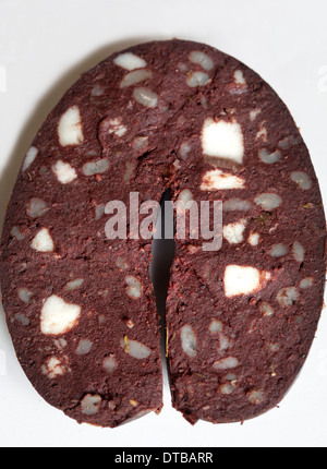 Geschnittener Schwarzpudding (auch Blutpudding) - ein Beispiel für die seltsamen oder seltsamen Speisen, die von Menschen auf der ganzen Welt gegessen werden Stockfoto