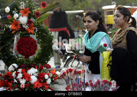 Lahore, Pakistan. 14. Februar 2014. Frauen kaufen Blumen am Valentinstag in Lahore, Ost-Pakistan, 14. Februar 2014. Der Valentinstag wird immer beliebter unter den jungen Pakistaner, von denen viele die Bräuche des Gebens Karten, Schokolade und Geschenke für ihre liebsten aufgegriffen haben, die Gelegenheit zu feiern. Bildnachweis: Jamil Ahmed/Xinhua/Alamy Live-Nachrichten Stockfoto
