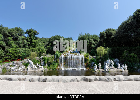 Einige Brunnen Diana Actaeon am Königspalast oder Reggia di Caserta Italien großen Kaskade Wasserfall anzeigen Stockfoto
