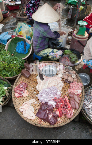 Fleisch-Lieferanten an Dong Ba Markt Hue Vietnam Stockfoto