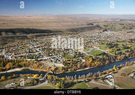 Clutha River and Clyde, Central Otago, Südinsel, Neuseeland - Antenne Stockfoto