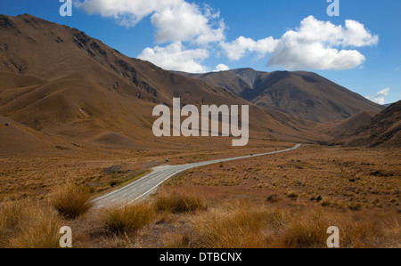 Straße am Lindis Pass, in der Nähe von Omarama, Südalpen, Südinsel, Neuseeland Stockfoto