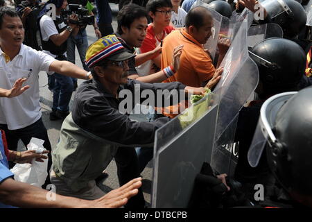 Bangkok, Thailand. 14. Februar 2014. Anti-Regierungs-Demonstranten konfrontieren mit Aufruhr Polizisten in der Nähe der Regierung Komplex am Stadtrand von Bangkok, Thailand, 14. Februar 2014. Thailändische Polizei am Freitag geräumt und sicherte sich eine Straße, die früher von Anti-Regierungs-Demonstranten im Herzen der Hauptstadt besetzt. Bildnachweis: Gao Jianjun/Xinhua/Alamy Live-Nachrichten Stockfoto