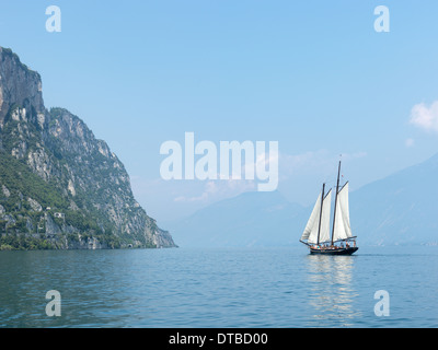 Tremosine, Italien, zwei Master Segelboot am Gardasee Stockfoto