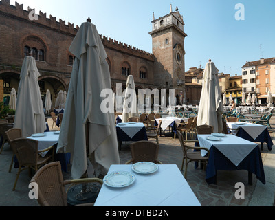 Mantua, Italien, Restaurant Tische und gefalteten Regenschirme auf der Piazza Delle Erbe gefüttert Stockfoto