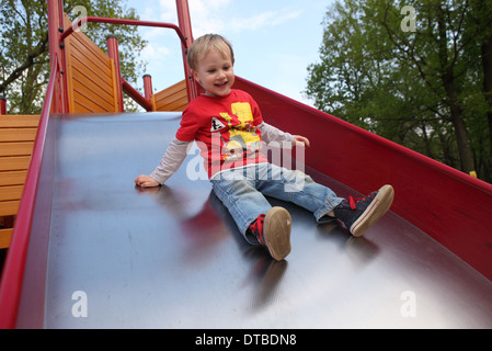 Berlin, Deutschland, ein kleines Kind rutscht eine Folie Stockfoto