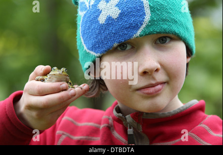 Neu Kätwin, Deutschland, junge hält einen Teich Frosch in einer hand Stockfoto