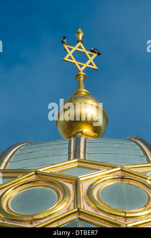 Berlin, Deutschland, Turm der neuen Synagoge in der Oranienburger Straße mit Dohlen Stockfoto