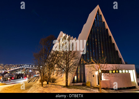 Nachtansicht der Kathedrale von der Arktis und der Straße Brücke, Tromsø, Troms Grafschaft, Norwegen Stockfoto