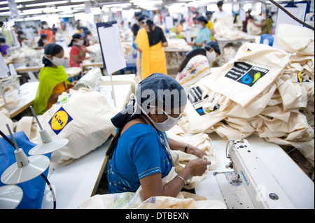 Indien Miraj, textilfabrik Esteam produzieren Fair Trade Baumwolle Taschen für Discounter in den westlichen Ländern, hier Produktionslinie für deutsche Supermarkt Discounter Lidl, Frauen arbeiten bei Nähmaschinen Stockfoto