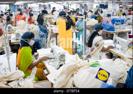 Indien Miraj, textilfabrik Esteam produzieren Fair Trade Baumwolle Taschen für Discounter in den westlichen Ländern, hier Produktionslinie für deutsche Supermarkt Discounter Lidl, Frauen arbeiten bei Nähmaschinen Stockfoto