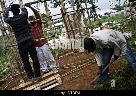 Afrikanische Einwanderer leben in Kunststoff Hütten auf einem Shanty-Campingplatz in Lepe, Huelva, Spanien, Jobs in Obstplantagen warten. Stockfoto