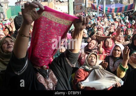 Srinagar, indisch verwalteten Teil Kaschmirs 14 Februar: muslimische Gläubige beten vor dem Dastgeer Sahib-Heiligtum in Srinagar, der Sommerhauptstadt von indisch verwalteten Teil Kaschmirs. Anhänger aus über Kaschmir drängten den Schrein am darauf folgenden Freitag bei einem Brand im Jahr 2012, Verbeugung auf der jährlichen Urs des 11. Jahrhundert Sufi Prediger Scheich Abdul Qadir Jeelani, Zahlen ausgenommen ehrfürchtig als Dastgeer Sahib genannt von Kaschmiris umgebaut wurde. (Sofi Suhail / Alamy Live News) Stockfoto