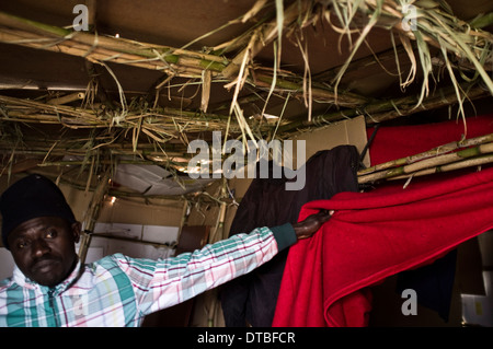 Afrikanische Einwanderer leben in Kunststoff Hütten auf einem Shanty-Campingplatz in Lepe, Huelva, Spanien, Jobs in Obstplantagen warten. Stockfoto