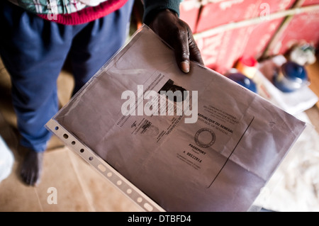 Afrikanische Einwanderer leben in Kunststoff Hütten auf einem Shanty-Campingplatz in Lepe, Huelva, Spanien, Jobs in Obstplantagen warten. Stockfoto