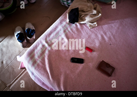 Afrikanische Einwanderer leben in Kunststoff Hütten auf einem Shanty-Campingplatz in Lepe, Huelva, Spanien, Jobs in Obstplantagen warten. Stockfoto