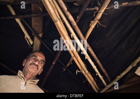 Afrikanische Einwanderer leben in Kunststoff Hütten auf einem Shanty-Campingplatz in Lepe, Huelva, Spanien, Jobs in Obstplantagen warten. Stockfoto