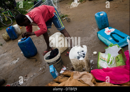 Afrikanische Einwanderer leben in Kunststoff Hütten auf einem Shanty-Campingplatz in Lepe, Huelva, Spanien, Jobs in Obstplantagen warten. Stockfoto