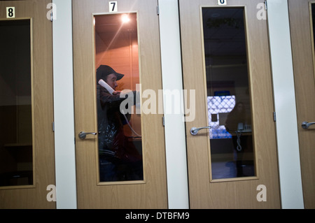 Afrikanische Einwanderer leben in Kunststoff Hütten auf einem Shanty-Campingplatz in Lepe, Huelva, Spanien, Jobs in Obstplantagen warten. Stockfoto