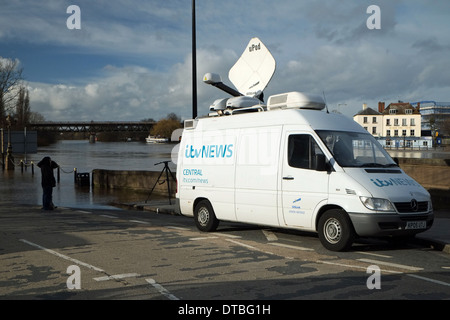 ITV Nachrichten berichten zu Überschwemmungen in Worcester, 2014 Stockfoto