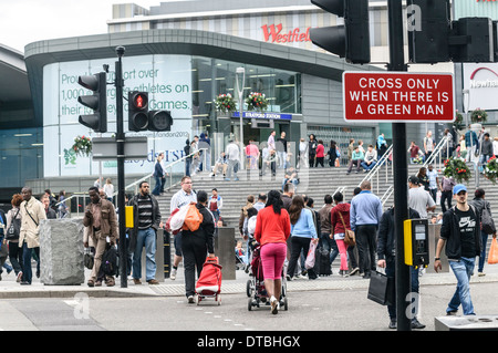 2012-Fußgängerüberwegen an der Stratford Tube Station Ausfahrt Stockfoto