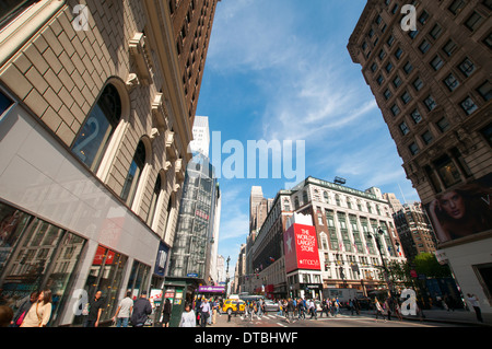 Ein Blick nach unten 34th St an einem sonnigen Frühlingstag in Midtown Manhattan New York City, USA Stockfoto