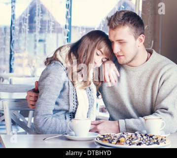 Porträt der schöne junge verliebte Paar im Café. Konzept der Beziehung, Liebesgeschichte, Vorbereitungen für die Hochzeit. Stockfoto