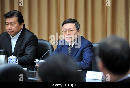 Taipei, China Taiwan. 14. Februar 2014. Wang Yu-Chi (C), Taiwans Festland-Angelegenheiten-Chef, beantwortet Fragen auf einer Pressekonferenz in Taipei, Südost-China Taiwan, 14. Februar 2014. Wang Yu-Chi Abschluss seines viertägigen Besuchs auf das chinesische Festland am Freitag. © Chen Yehua/Xinhua/Alamy Live-Nachrichten Stockfoto