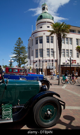 Art-Deco-Gebäude und Oldtimer in Napier, Nordinsel, Neuseeland Stockfoto