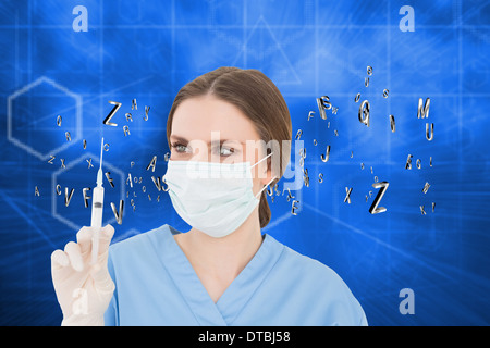 Zusammengesetztes Bild hübsche Brünette Ärztin hält eine Spritze und sah es Stockfoto