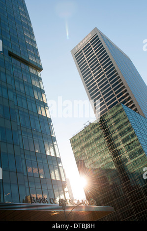 Am frühen Morgen Sunburst auf Midtown Wolkenkratzer, 42nd St Midtown Manhattan New York City, USA Stockfoto