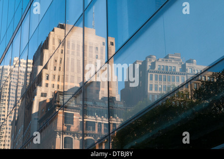 Reflexionen der Bryant Park, in einem Gebäude bei der 42nd Street in Midtown Manhattan New York City, USA Stockfoto