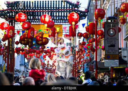 Das Publikum ist den Tanz des Drachen während der Feier des chinesischen Neujahrs auf Gerrard Street Soho London genießen. Stockfoto