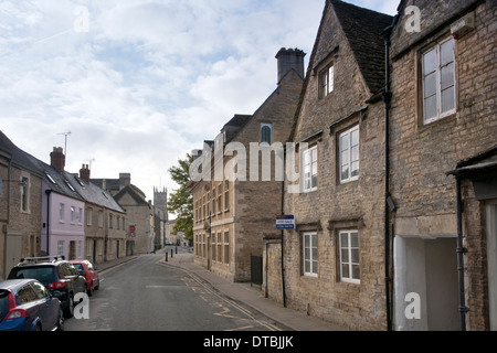 Am frühen Morgen Sonnenschein auf malerischen alten Häusern in Cirencester, Gloucestershire, UK Stockfoto