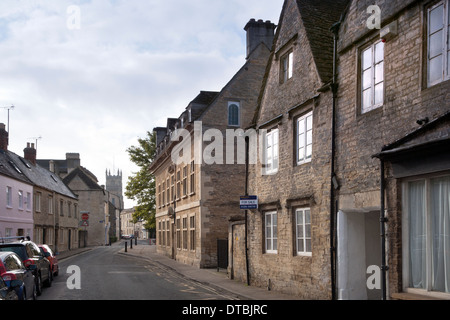 Am frühen Morgen Sonnenschein auf malerischen alten Häusern in Cirencester, Gloucestershire, UK Stockfoto