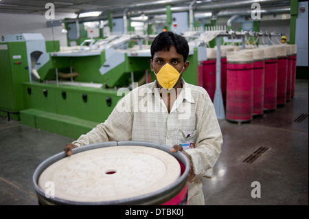 India Madhya Pradesh Indore, Mahima Fasern Ltd. Spinnerei machen Garn aus Bio-und Fairtrade-Baumwolle Stockfoto