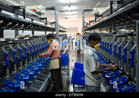 India Madhya Pradesh Indore, Mahima Fasern Ltd. Spinnerei machen Garn aus Bio-und Fairtrade-Baumwolle Stockfoto