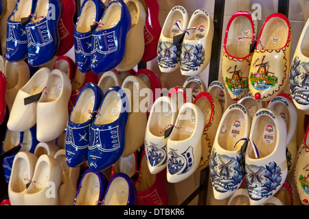 Typisch holländische Souvenirs: Holzschuhe für Verkauf-schlicht und farbig, die bei Kinderdijk, Südholland, Niederlande Stockfoto