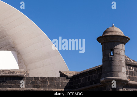 Das Castillo de San Juan vor dem Auditorio Adan Martin in Santa Cruz, Teneriffa, Kanarische Inseln, Spanien. Stockfoto