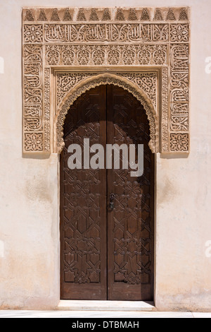 Eine reich verzierte Tür am schönen Palast und Gärten im Alhambra in Granada, Andalusien, Südspanien. Stockfoto