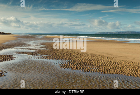 CULBIN STRAND UND MEER MIT DER FLUT GUT HERAUS UND DIE SCHWARZE INSEL ZEIGT IN DER FERNE Stockfoto