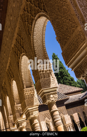 Eine reich verzierte Torbogen am schönen Palast und Gärten im Alhambra in Granada, Andalusien, Südspanien. Stockfoto