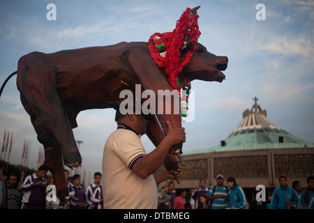 Ein Mann aus Tlalquetzala, Guerrero, hält einen Papier-Stier in seinen Kopf Tänzen auf der Wallfahrt zu unserer lieben Frau von Guadalupe Basilica Stockfoto