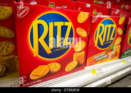 Boxen von Mondelez International Ritz Cracker auf einem Supermarktregal in New York Stockfoto