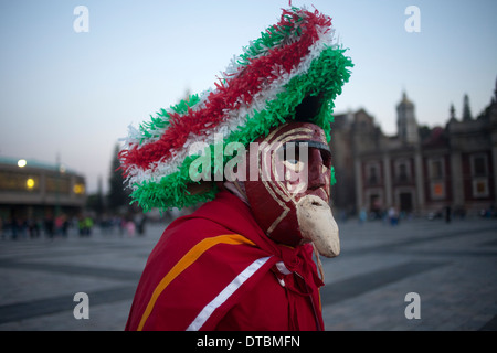 Eine Tänzerin verkleidet als ein europäischer, Tänze der Danza de Los Santiagos an die Wallfahrt zu unserer lieben Frau von Guadalupe Basilica Stockfoto