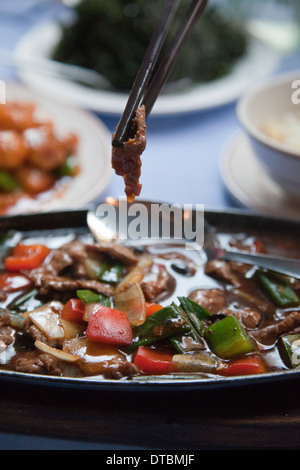 Rindfleisch mit schwarzer Bohnensauce Gericht im chinesischen Restaurant in London UK Stockfoto